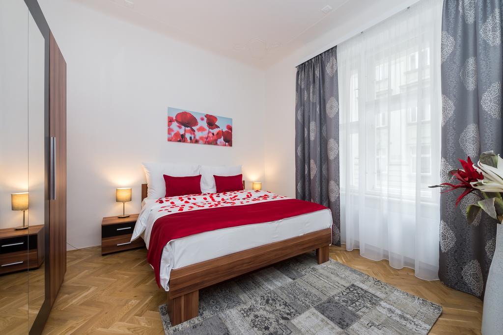 Love To Live Apartments Praga Exterior foto
